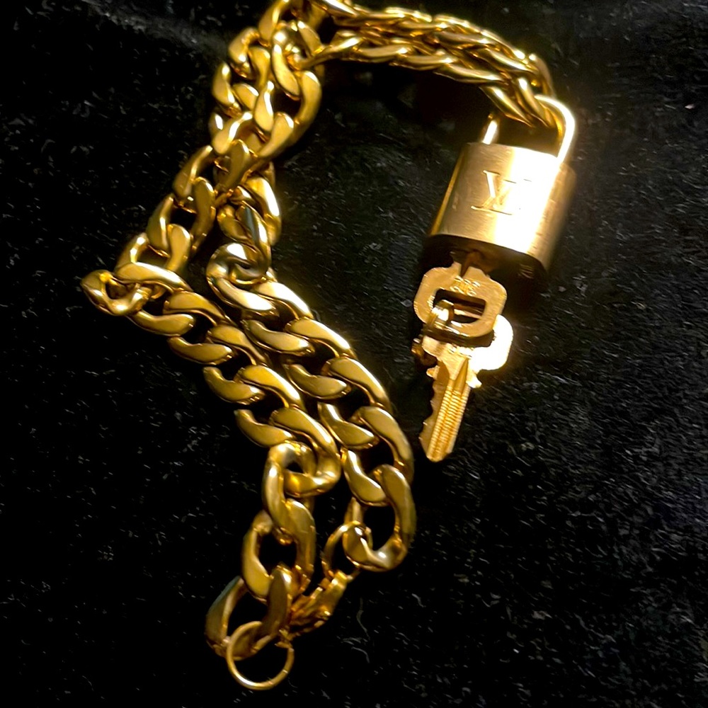 authentic Louis Vuitton, lock and keys’! not a Louis Vuitton chain